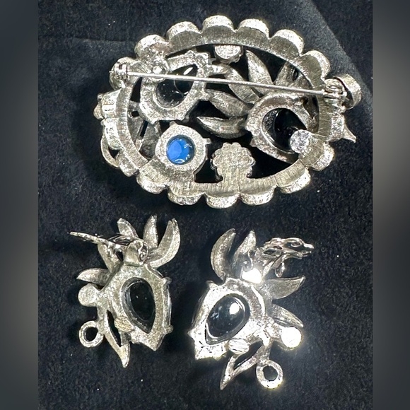 Lovely Vtg Blue Rhinestone & Cabochon Floral 3-Dimensional Brooch & Earring Set - Picture 10 of 12